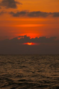 güzel gün batımı ve deniz dalgası 