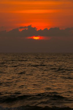 güzel gün batımı ve deniz dalgası 