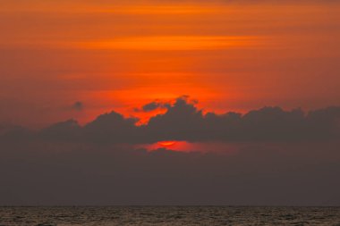 güzel gün batımı ve deniz dalgası 