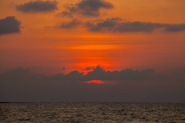 güzel gün batımı ve deniz dalgası 