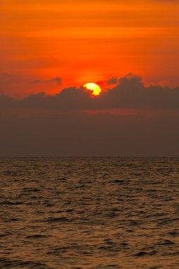 güzel gün batımı ve deniz dalgası 