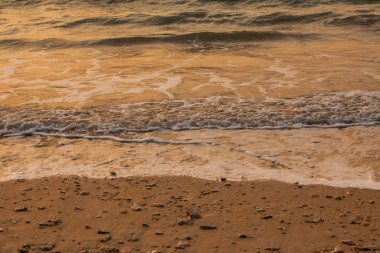 güzel gün batımı ve deniz dalgası 
