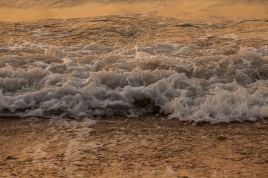 güzel gün batımı ve deniz dalgası 