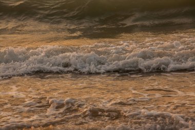 güzel gün batımı ve deniz dalgası 