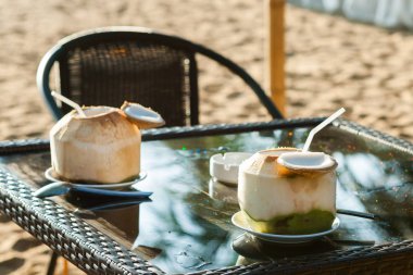 Hindistan cevizi suyu tablo ve ferahlık yerleştirilir.