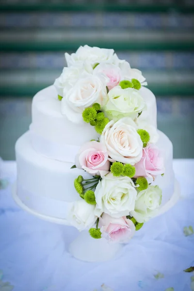 白色婚礼蛋糕与真正的玫瑰 — 图库照片