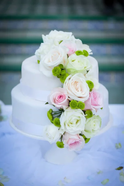 Weiße Hochzeitstorte mit echten Rosen — Stockfoto