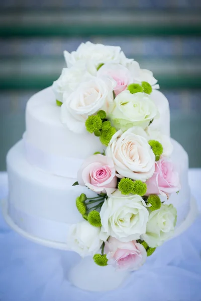 Bílý svatební dort se skutečnými růžemi — Stock fotografie