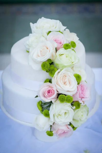 Witte bruidstaart met echte rozen — Stockfoto
