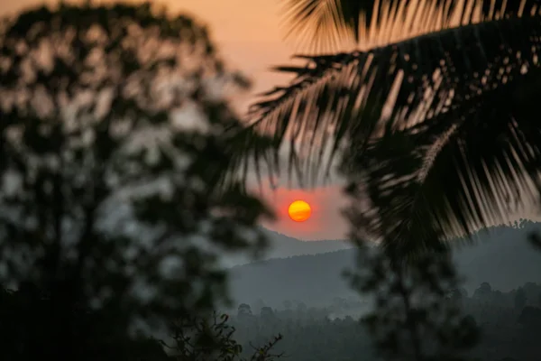 Der Sonnenaufgang am Morgen. — Stockfoto