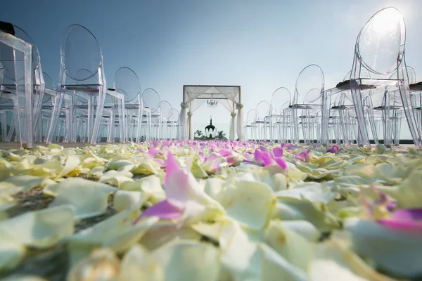 Blommigt arrangemang vid en bröllopsceremoni — Stockfoto