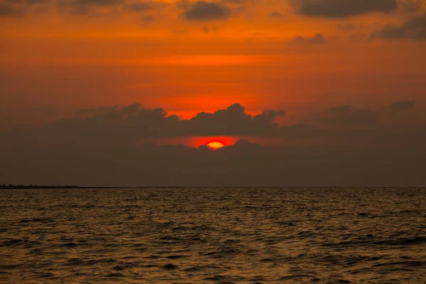 Belo pôr do sol e onda do mar — Fotografia de Stock