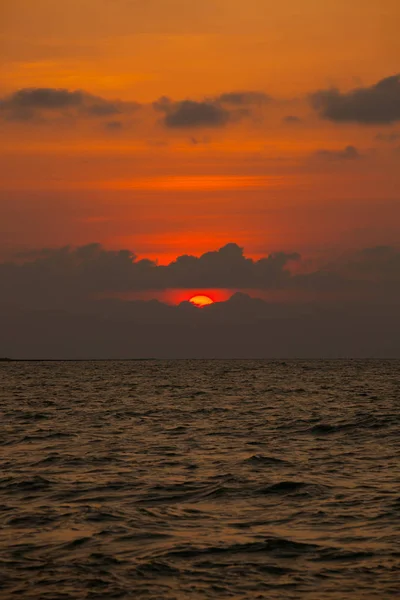 Beautiful sunset and sea wave — Stock Photo, Image