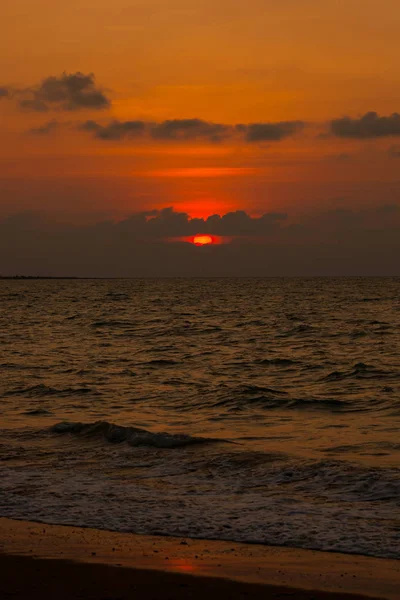 Hermoso atardecer y olas marinas — Foto de Stock