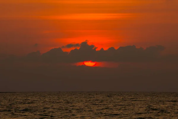 Belo pôr do sol e onda do mar — Fotografia de Stock