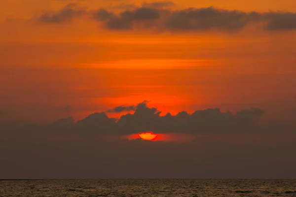 Belo pôr do sol e onda do mar — Fotografia de Stock