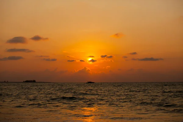 Beautiful sunset and sea wave — Stock Photo, Image