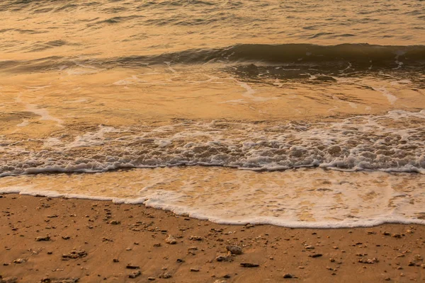 Vacker solnedgång och sea wave — Stockfoto