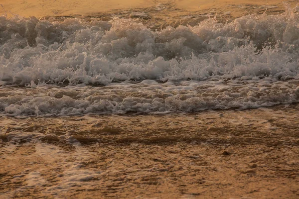 Bel tramonto e onda del mare — Foto Stock