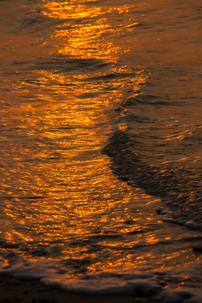 Vacker solnedgång och sea wave — Stockfoto