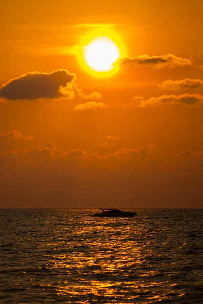 Belo pôr do sol e onda do mar — Fotografia de Stock