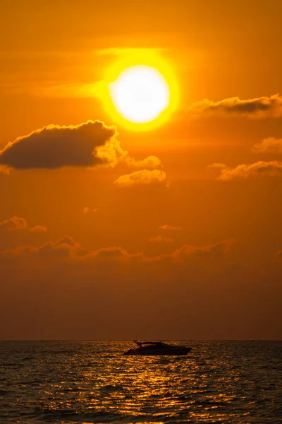 Belo pôr do sol e onda do mar — Fotografia de Stock