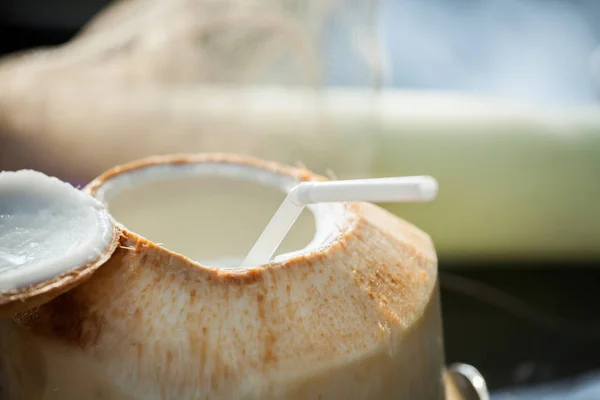 El agua de coco se coloca sobre la mesa y refresca . —  Fotos de Stock