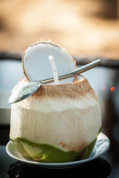 L'eau de coco est placée sur la table et le rafraîchissement . — Photo