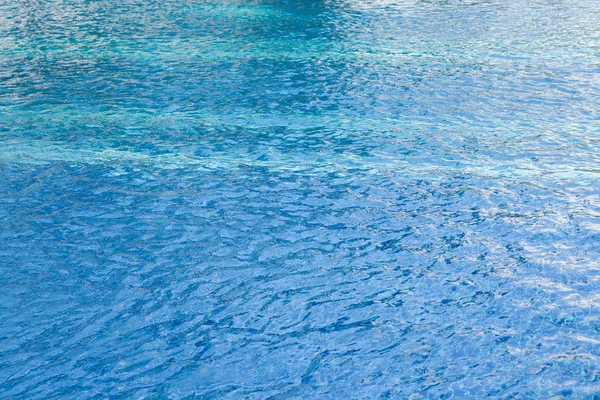 Размытие света в голубом бассейне . — стоковое фото
