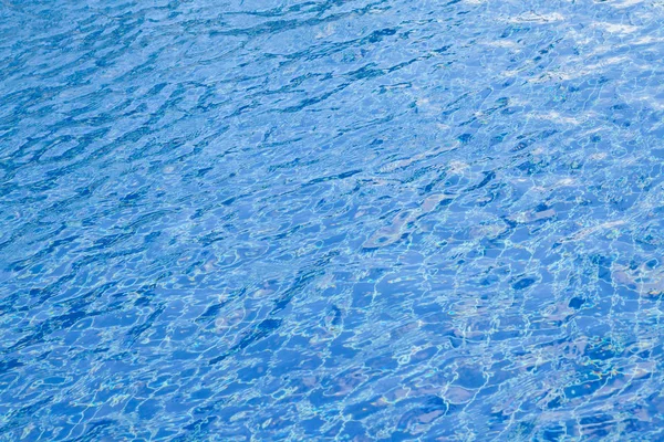 Sfocatura di luce che si riflette nella piscina blu . — Foto Stock