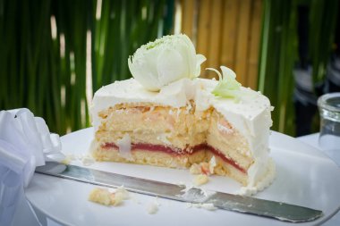 Düğün pastası parçalara ayrıldı..