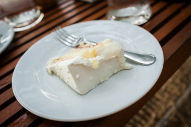 Düğün pastası parçalara ayrıldı..