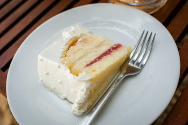 Düğün pastası parçalara ayrıldı..