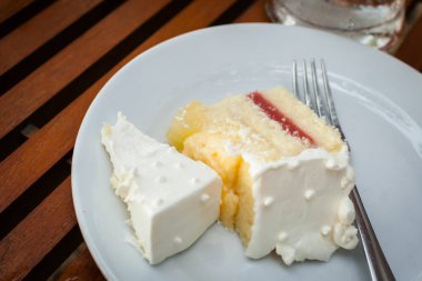 Düğün pastası parçalara ayrıldı..