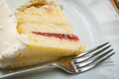 Düğün pastası parçalara ayrıldı..