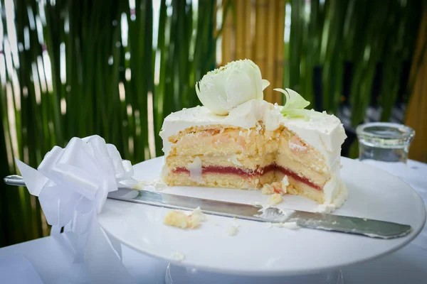 Η γαμήλια τούρτα κόβεται σε κομμάτια. — Φωτογραφία Αρχείου