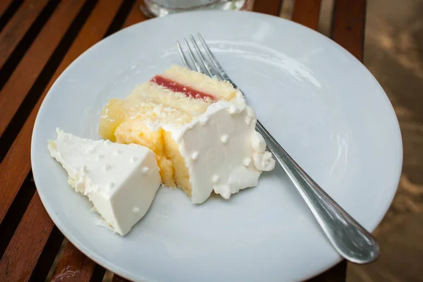 El pastel de boda se corta en pedazos. — Foto de Stock