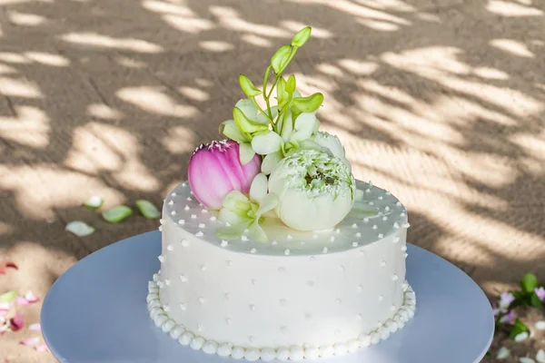 Hochzeitstorte am Hochzeitstag. — Stockfoto