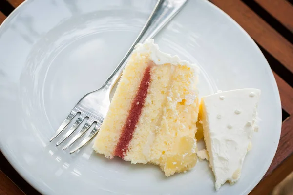 Le gâteau de mariage est coupé en morceaux. — Photo