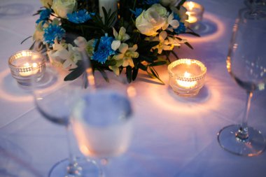 Tayland sahilde yemek masası