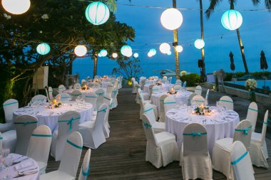 Tayland sahilde yemek masası