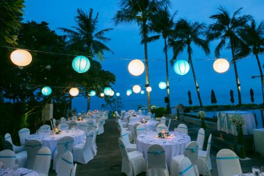 Tayland sahilde yemek masası