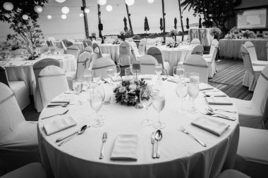 Tayland sahilde yemek masası