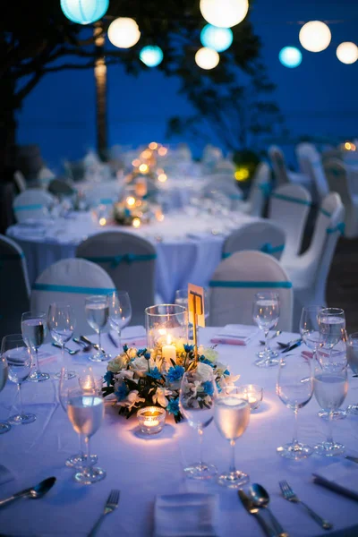 Mesa de jantar na praia na Tailândia — Fotografia de Stock