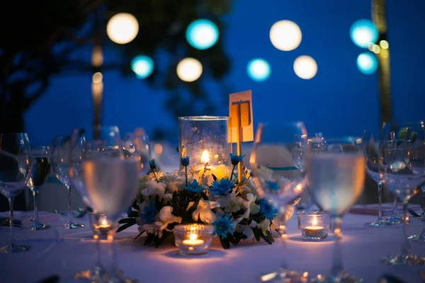 Tayland sahilde yemek masası