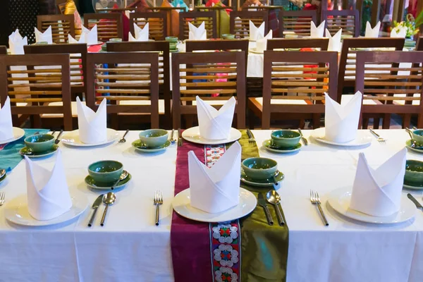 Tavolo da pranzo sulla spiaggia in Thailandia — Foto Stock