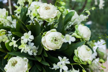 Sahildeki bir düğün töreninde çiçek aranjmanı..