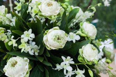 Sahildeki bir düğün töreninde çiçek aranjmanı..