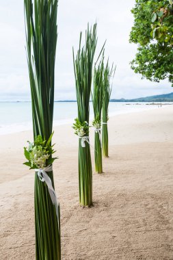 Sahildeki bir düğün töreninde çiçek aranjmanı..