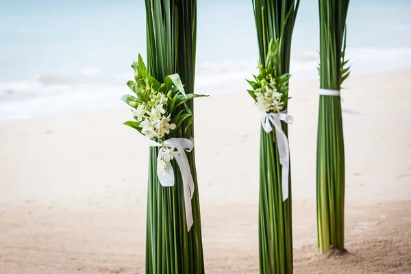 Acuerdo floral en una ceremonia de boda en la playa. — Foto de Stock